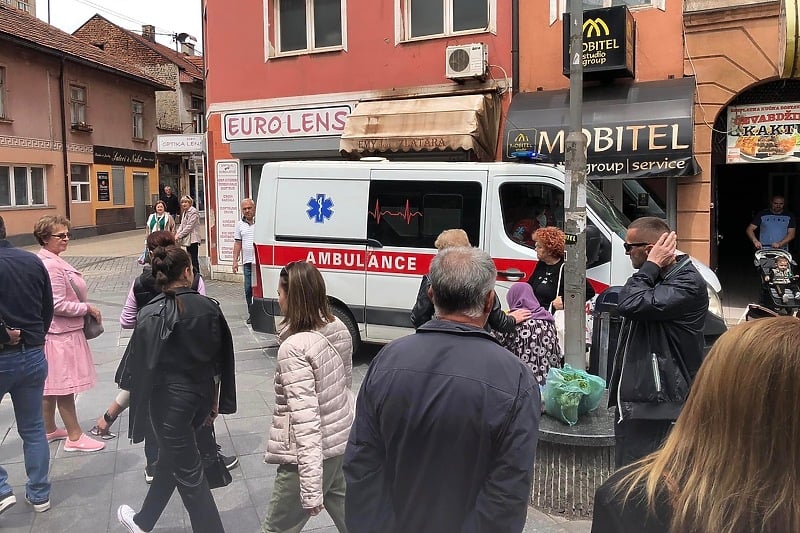 Zeničanka zadobila povrede glave i noge nakon pada zbog pločnika u centru grada