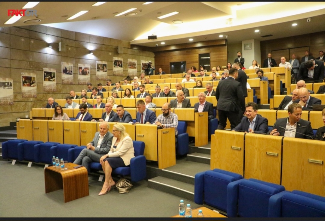 Haotično u Parlamentu FBiH u sitne sate zbog pokušaja da se ipak imenuje Vukoja: Ovo je za hapsa…